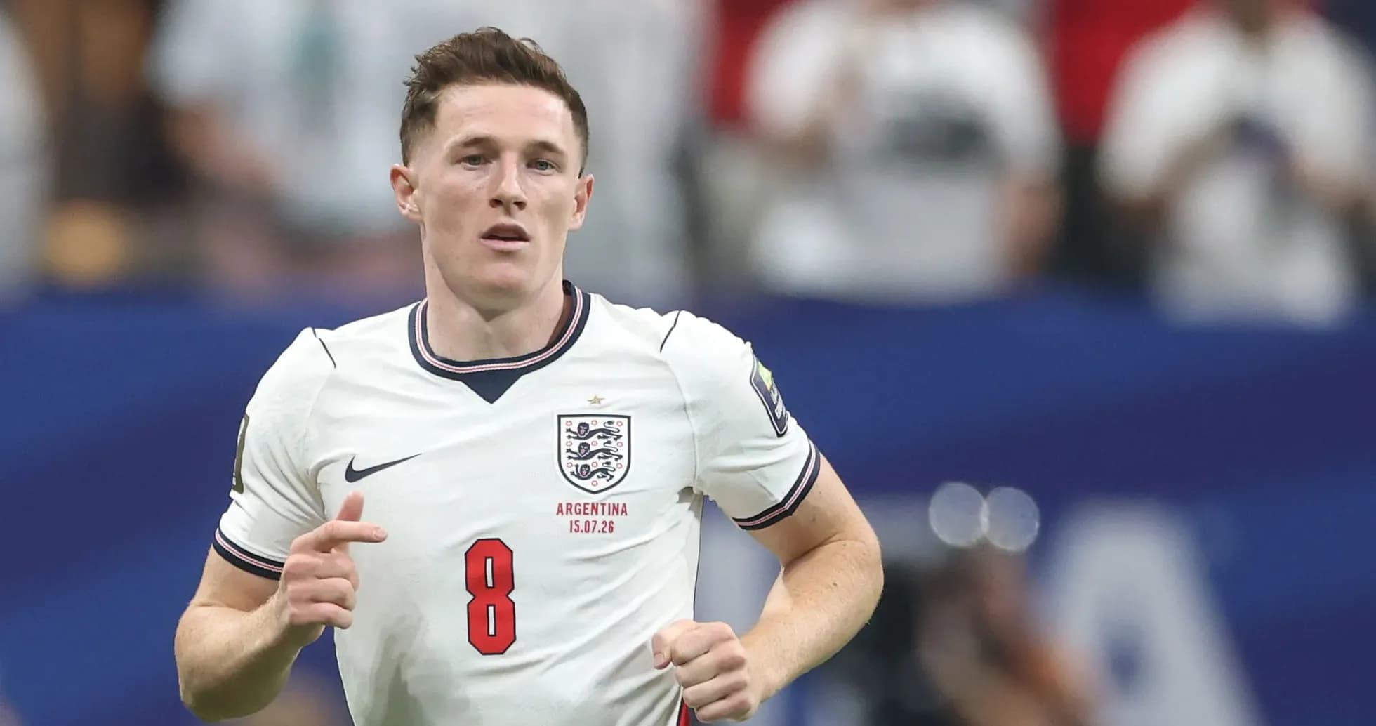 Jugador de Inglaterra corriendo en partido de fútbol