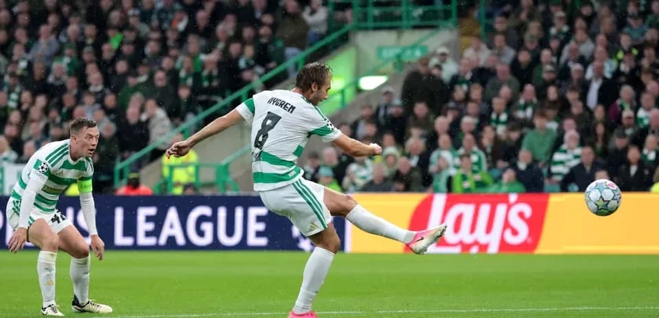 Jugador de Celtic disparando durante el partido