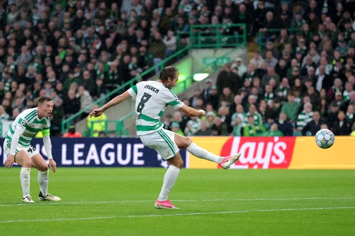 Jugador de Celtic disparando durante el partido