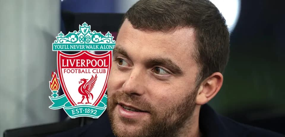 Hombre con logo del Liverpool FC de fondo