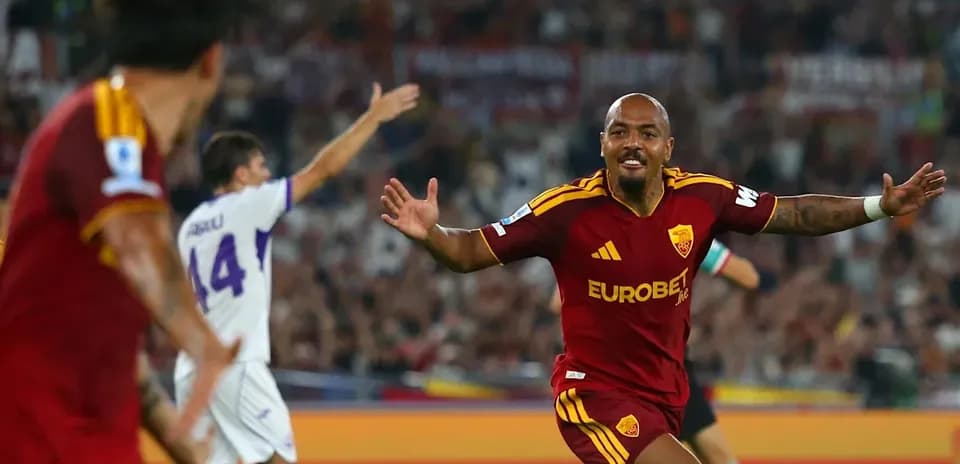 Jugador de Roma celebrando un gol en el estadio