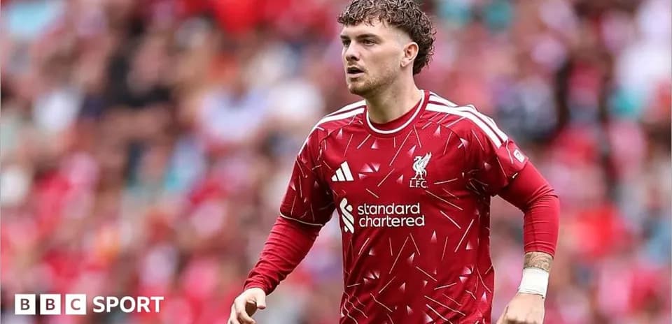 Jugador de Liverpool corriendo en el campo