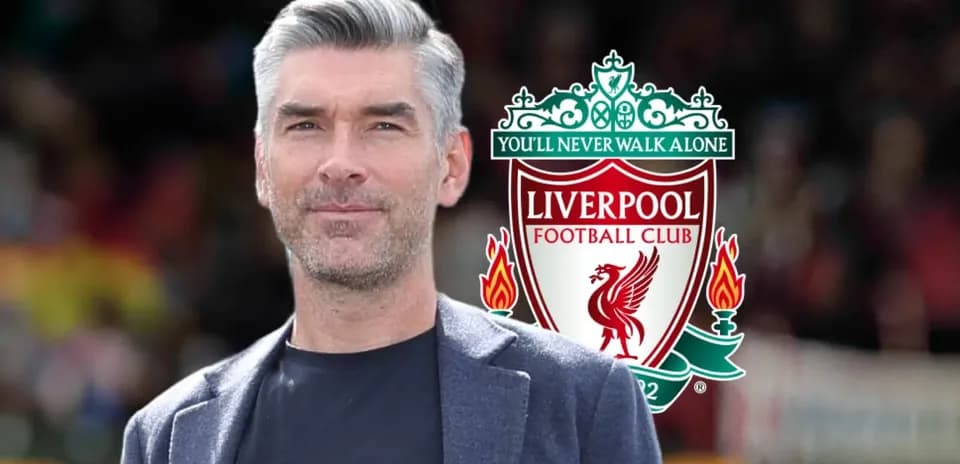 Hombre con fondo del logo del Liverpool FC