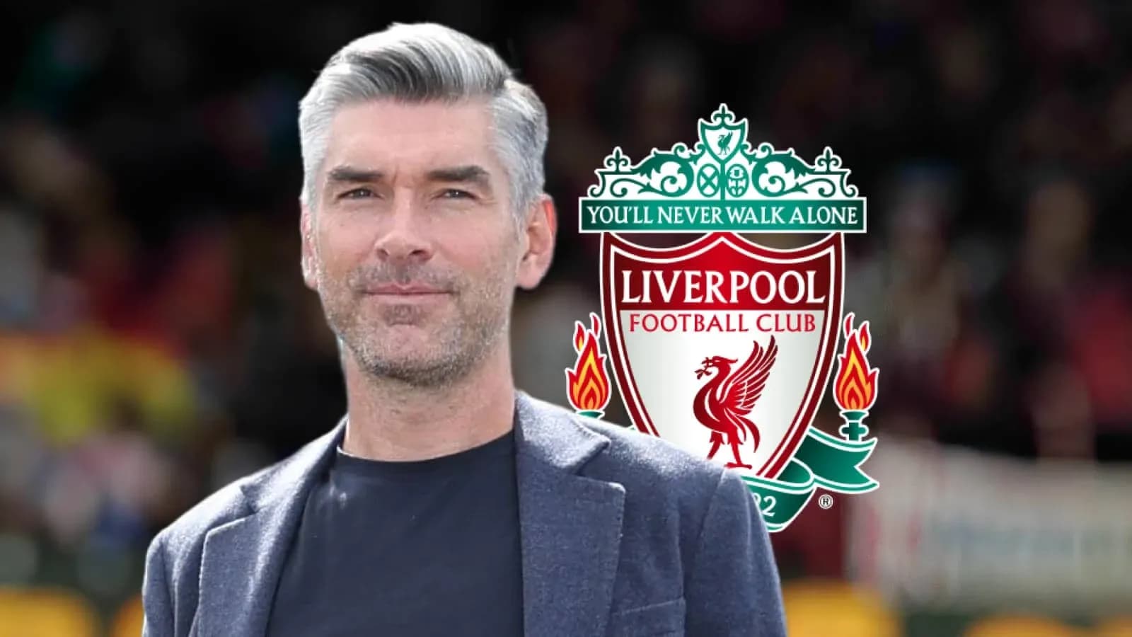 Hombre con fondo del logo del Liverpool FC