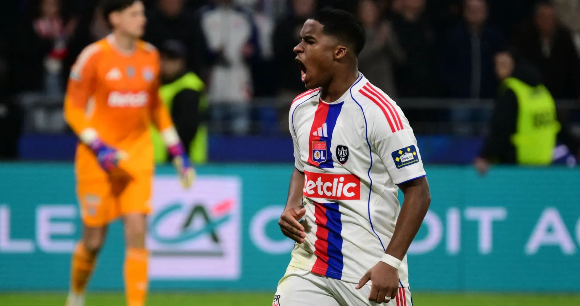 Jugador de OL celebrando un gol en el partido