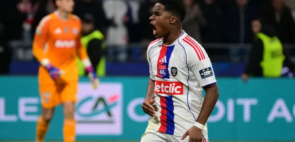 Jugador de OL celebrando un gol en el partido