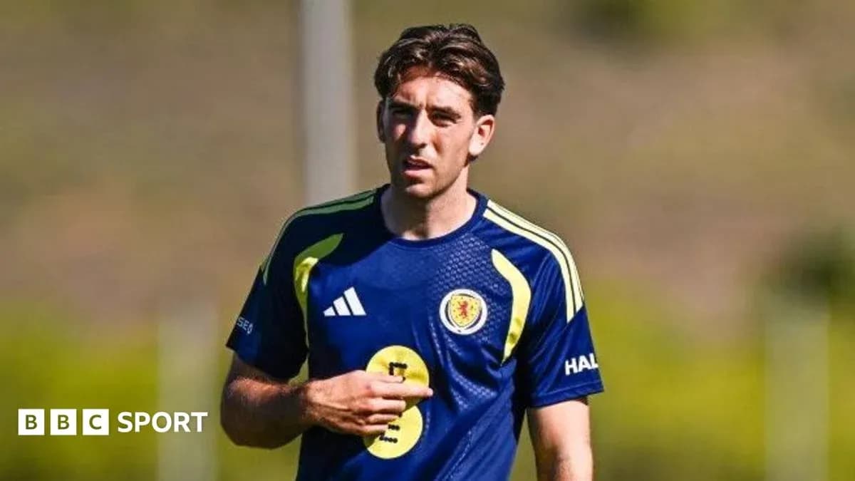 Jugador de fútbol entrenando en camiseta escocesa