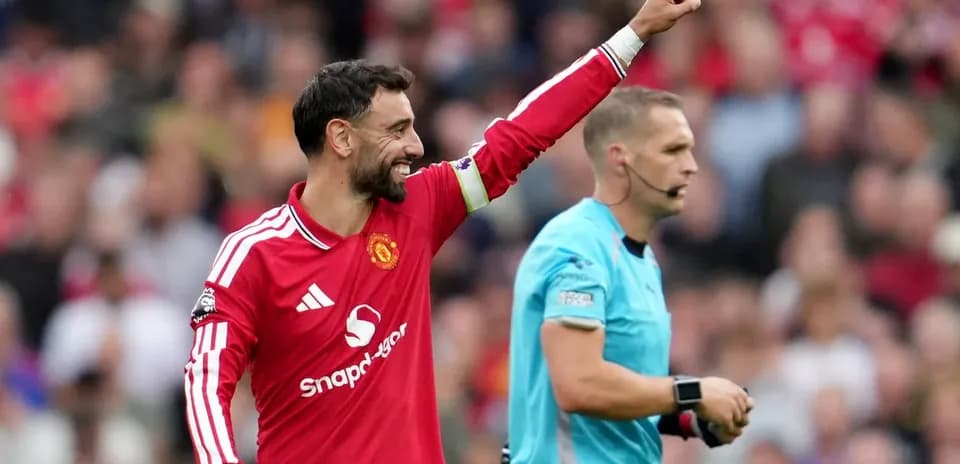 Bruno Fernandes celebrando con el árbitro en el partido