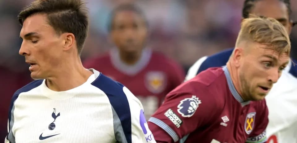 Jugadores de Tottenham y West Ham en acción durante el partido
