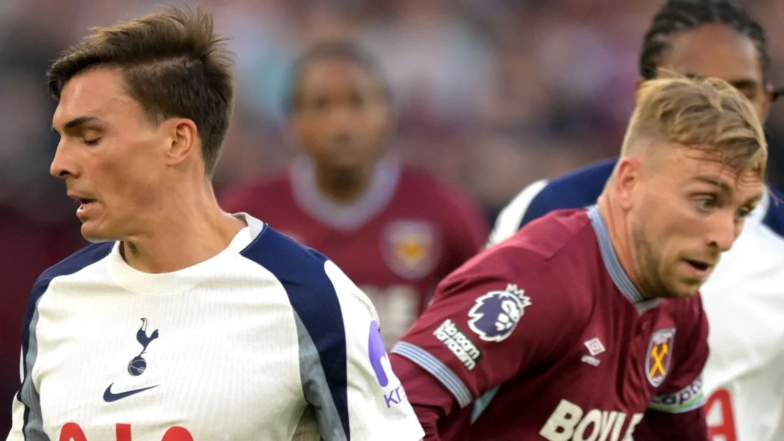 Jugadores de Tottenham y West Ham en acción durante el partido