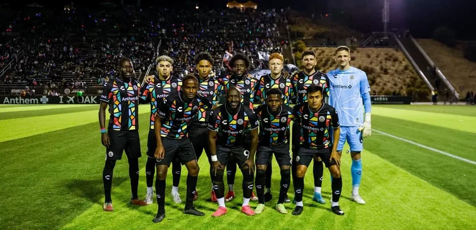 Equipo de Oakland Roots posando en el campo