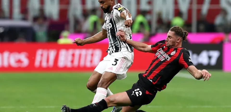 Jugador de AC Milan derribando a jugador de Juventus