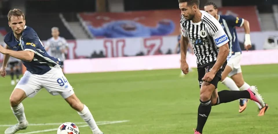 Jugador de Universitatea Cluj corriendo con el balón