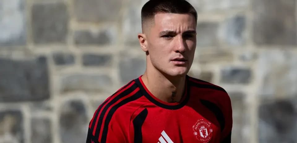 Jugador de fútbol con camiseta roja en entrenamiento