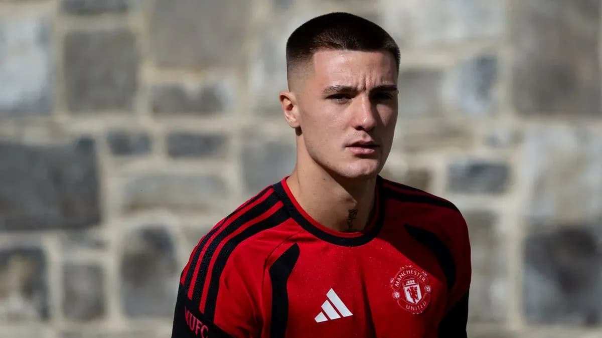 Jugador de fútbol con camiseta roja en entrenamiento