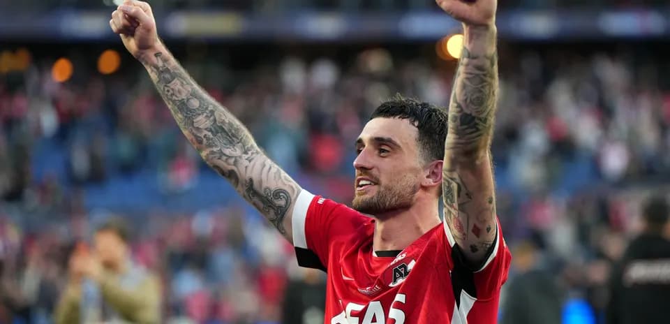 Jugador de AZ Alkmaar celebrando con los brazos en alto