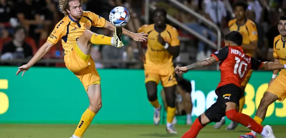 Jugador de Indy Eleven en acción durante el partido