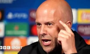 Entrenador hablando en conferencia de prensa