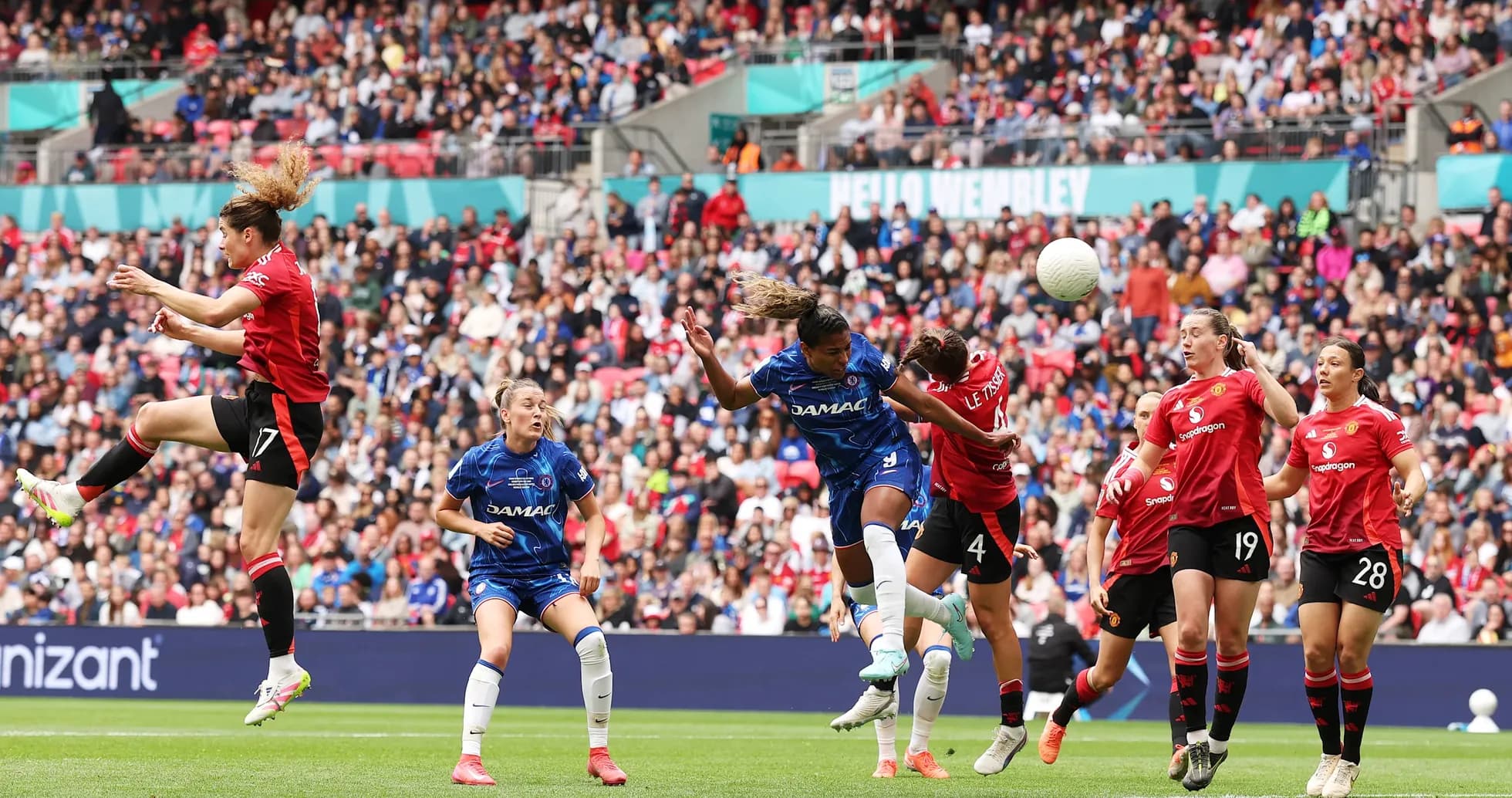 Jugadora de Manchester United W salta para cabecear