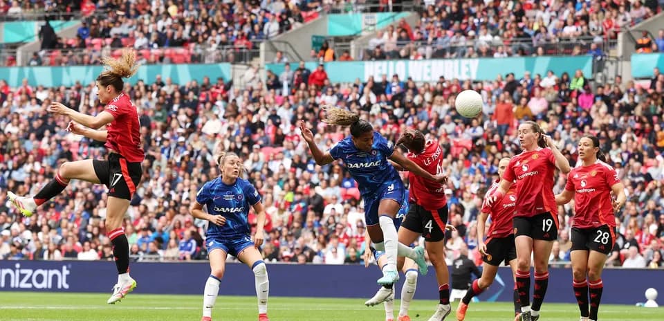 Jugadora de Manchester United W salta para cabecear