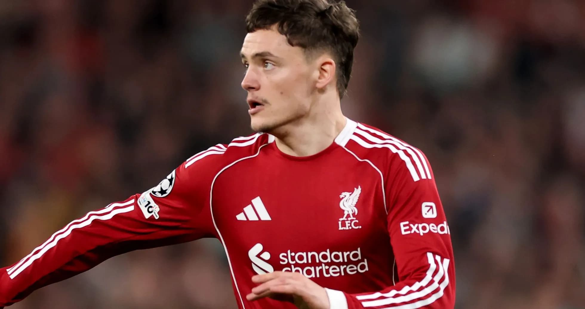 Jugador de Liverpool corriendo durante el partido