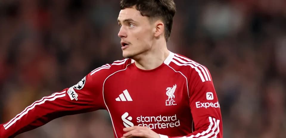 Jugador de Liverpool corriendo durante el partido