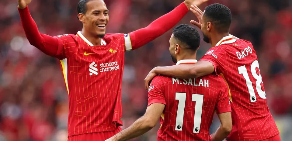 Jugadores de Liverpool celebrando un gol