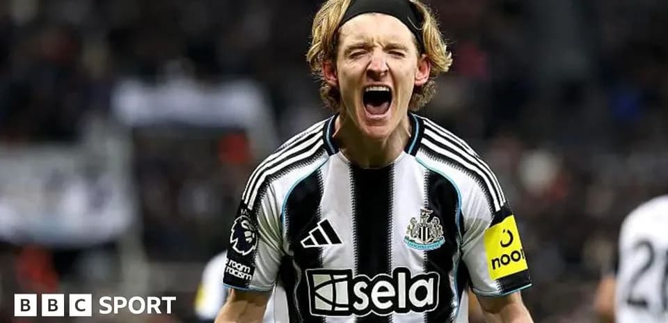 Jugador de Newcastle celebrando un gol en el partido