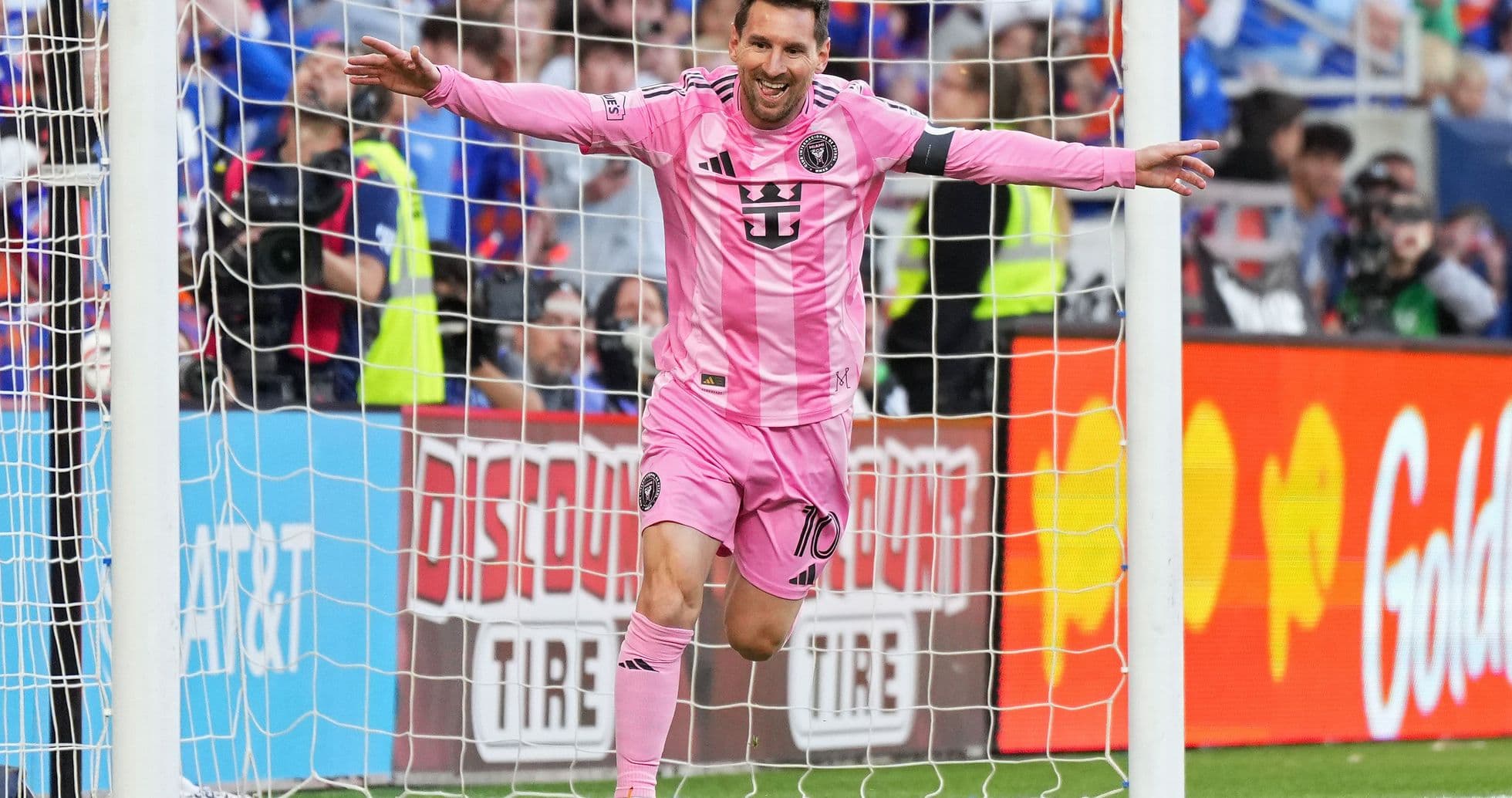 Jugador celebrando un gol en partido de fútbol