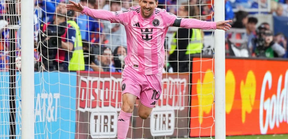 Jugador celebrando un gol en partido de fútbol