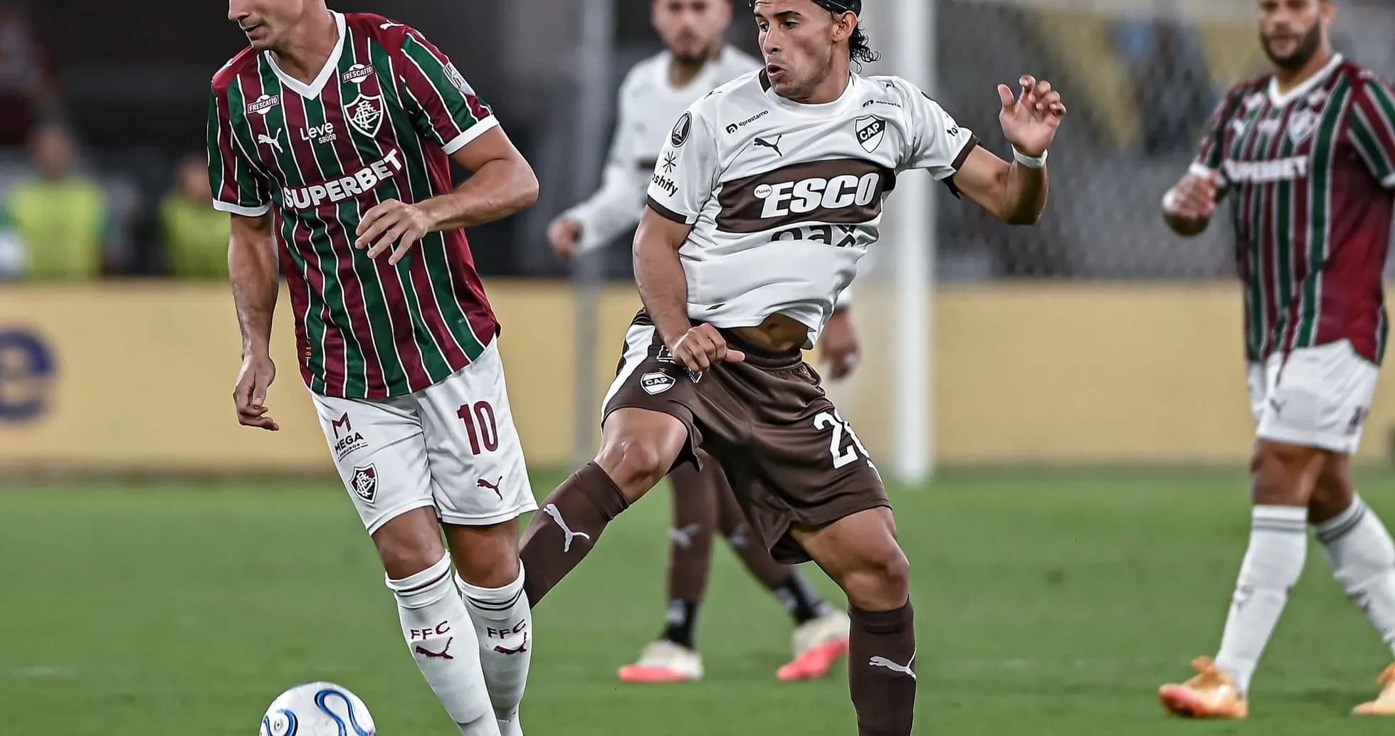 Jugadores de Platense y Fluminense en acción