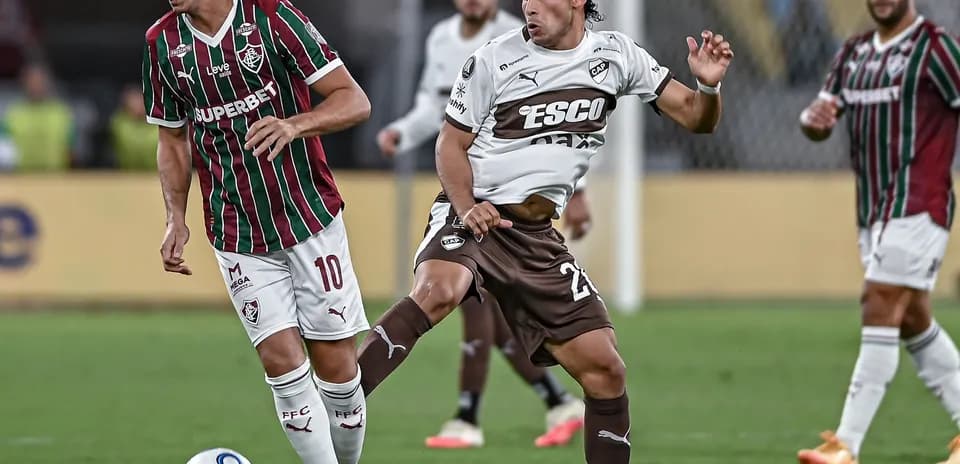 Jugadores de Platense y Fluminense en acción