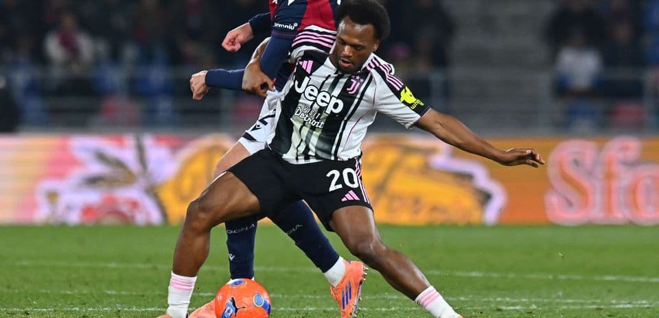 Jugador de Juventus luchando por el balón en partido