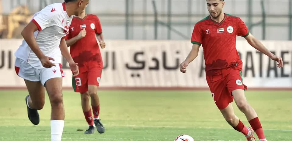Jugadores compitiendo en partido de fútbol U23