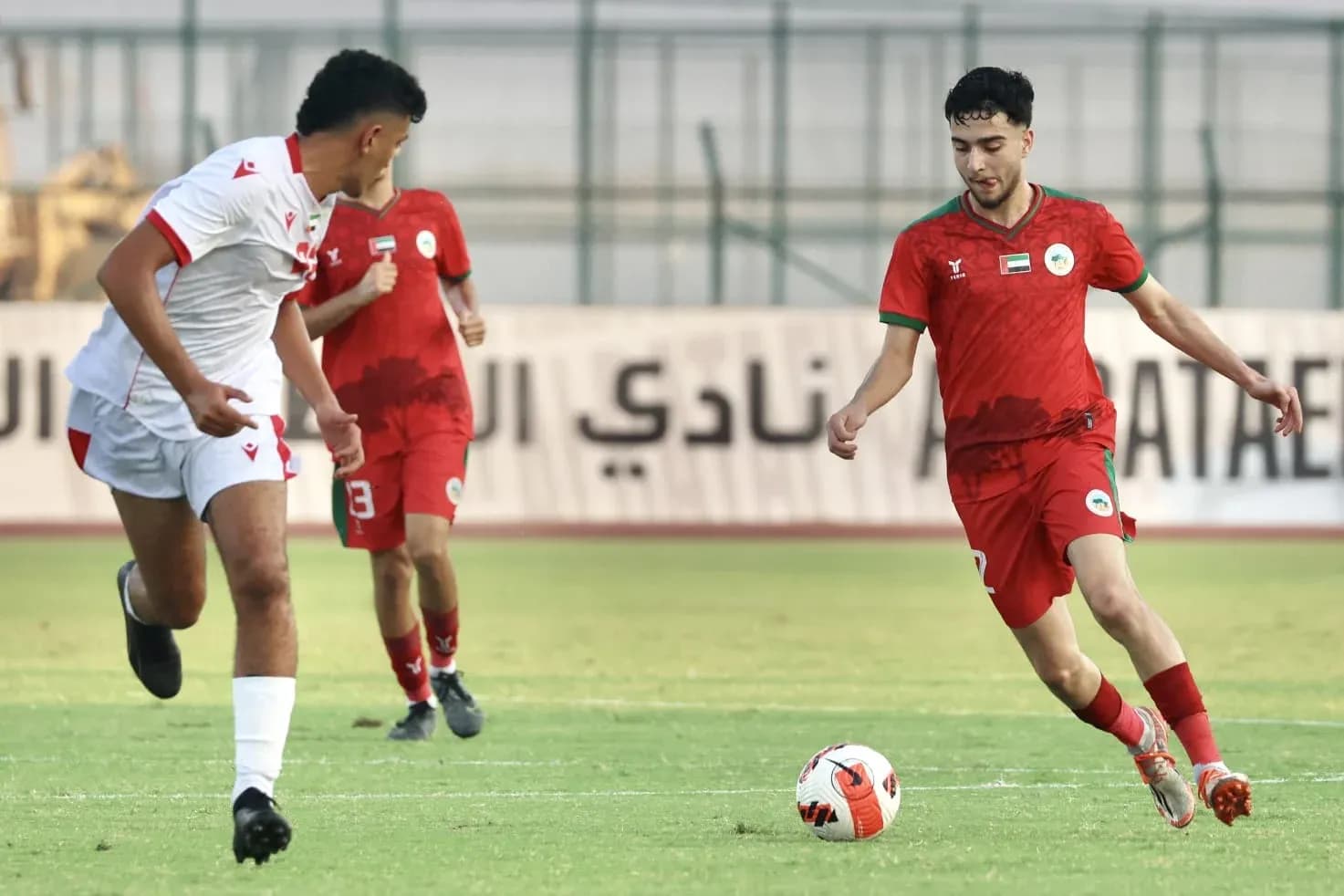 Jugadores compitiendo en partido de fútbol U23