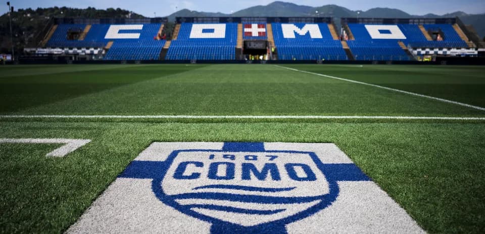 Campo de fútbol con logo de Como 1907