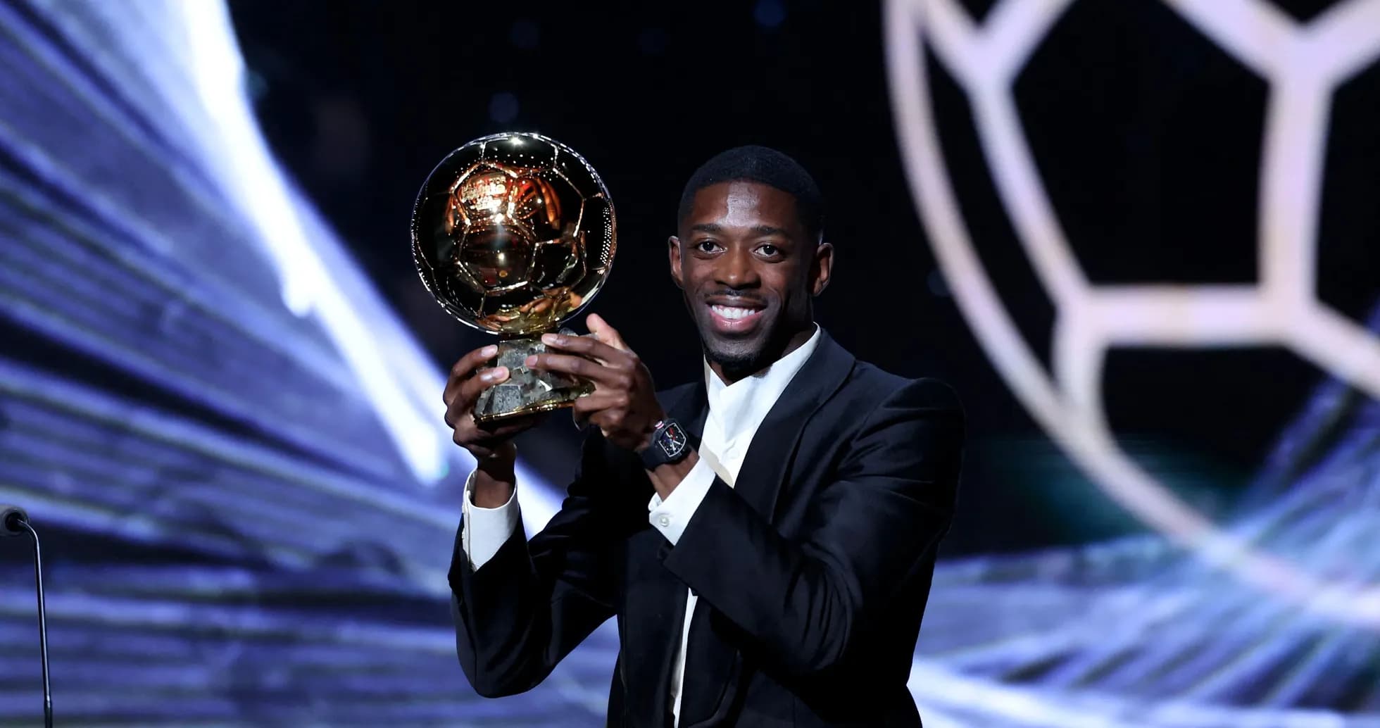 Jugador levantando el Balón de Oro en ceremonia
