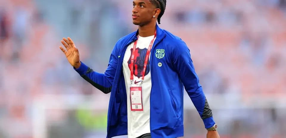Jugador saludando en el estadio antes del partido