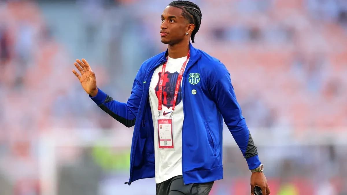 Jugador saludando en el estadio antes del partido