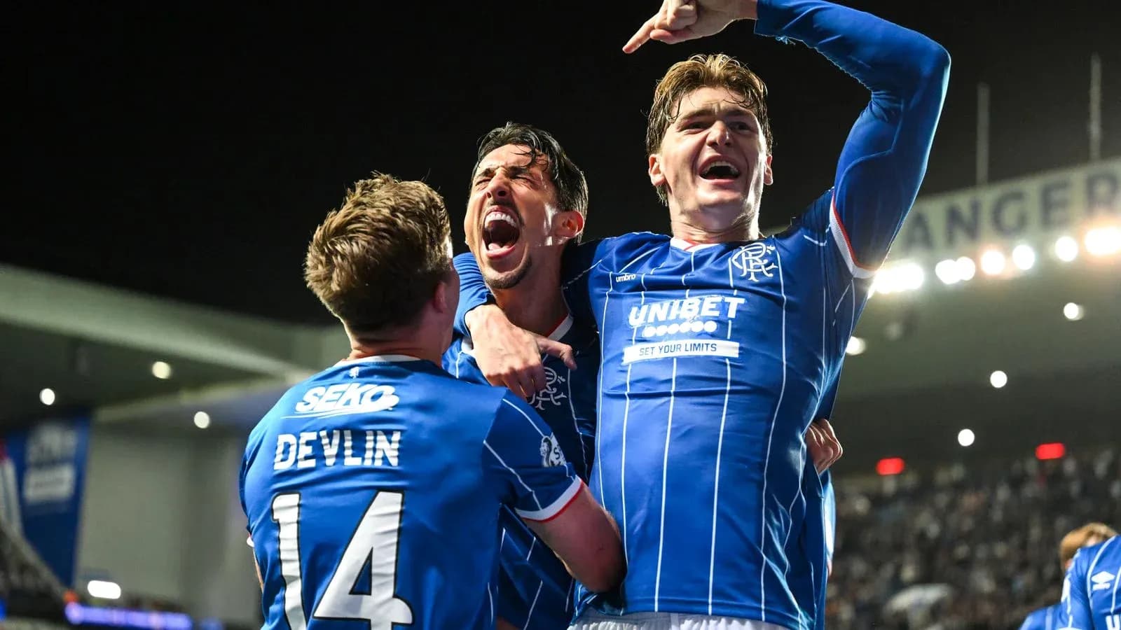 Jugadores de Rangers celebrando un gol en el partido