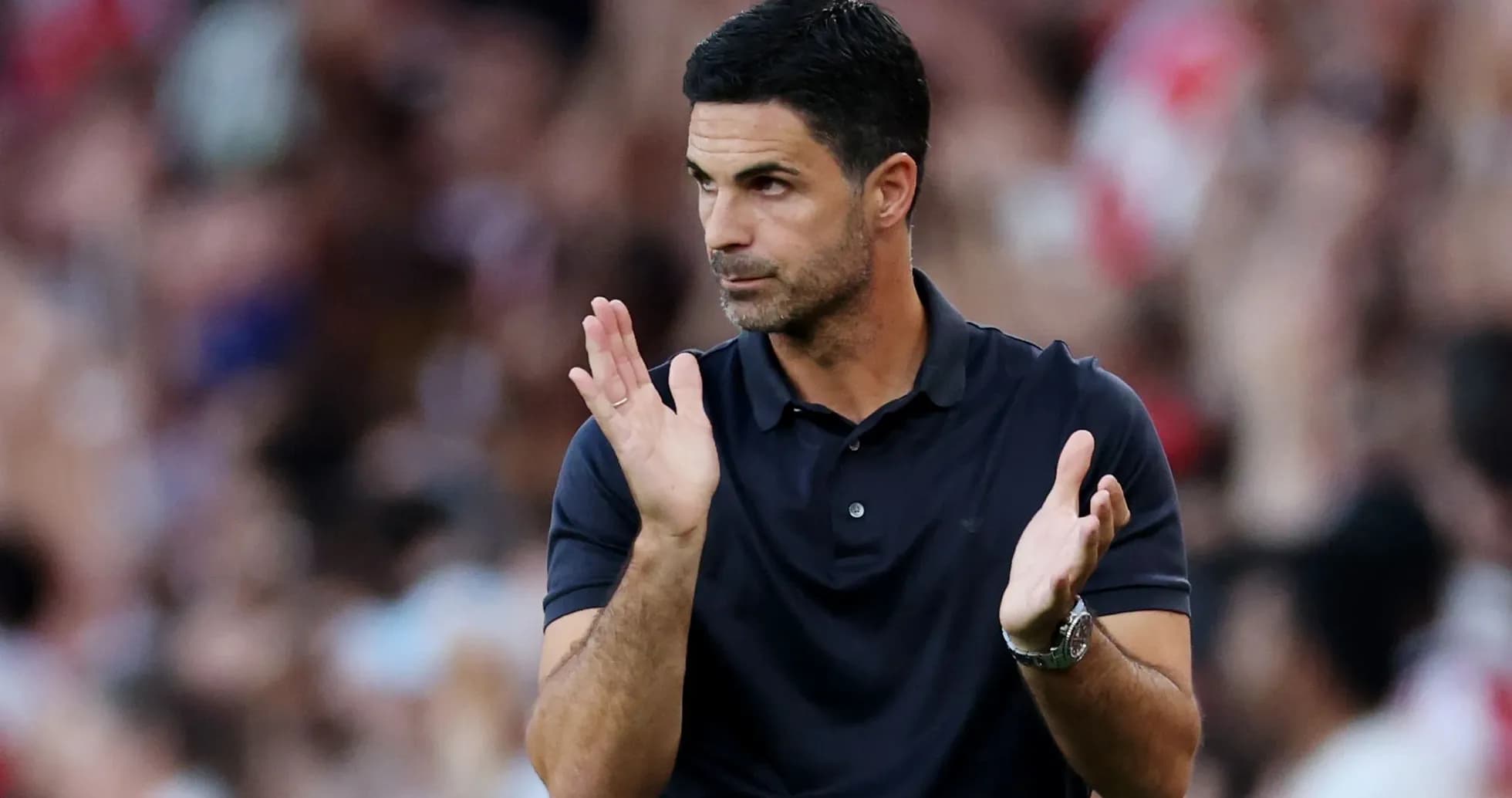 Entrenador aplaudiendo durante un partido de fútbol