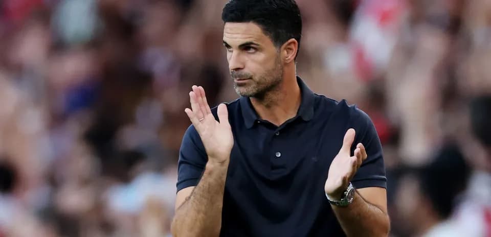 Entrenador aplaudiendo durante un partido de fútbol