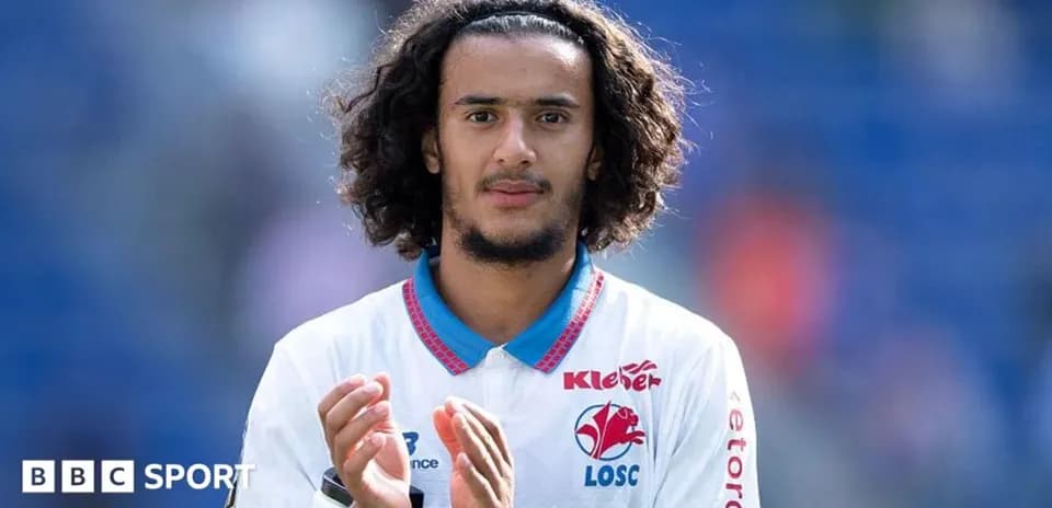 Jugador aplaudiendo con camiseta del LOSC Lille