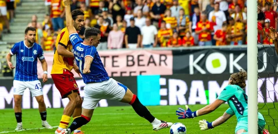 Jugador de Rangers intenta marcar gol contra Jagiellonia