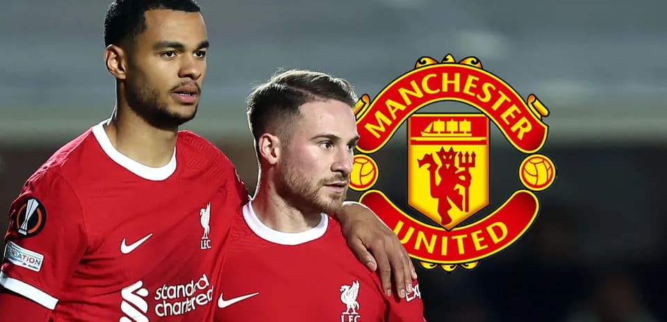 Jugadores de Liverpool en el campo con logo de Manchester United