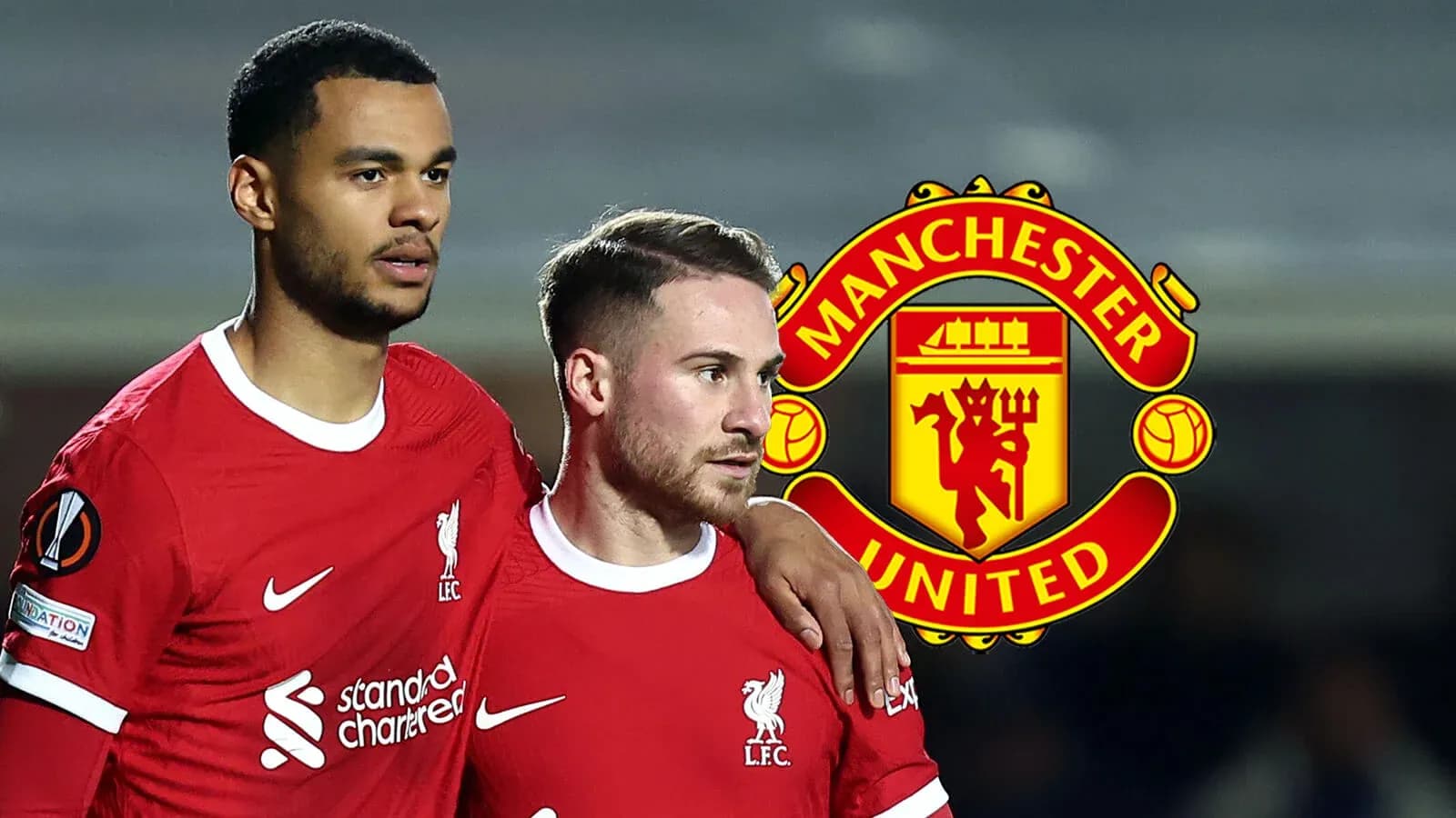 Jugadores de Liverpool en el campo con logo de Manchester United