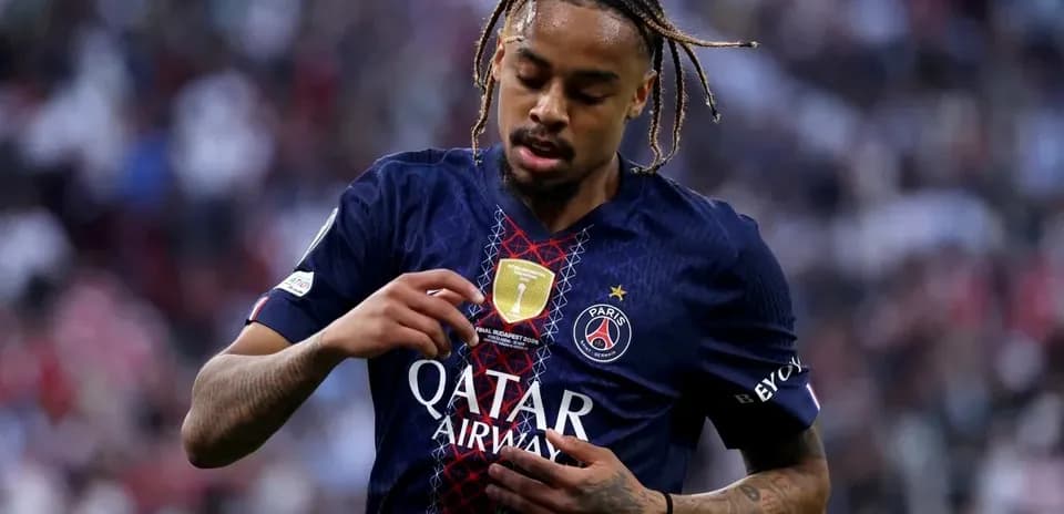Jugador de PSG ajustando su camiseta en el campo