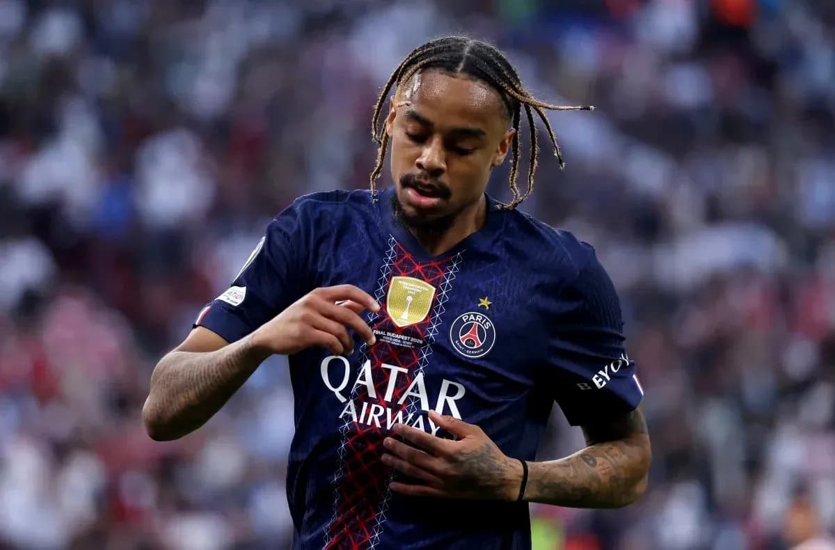 Jugador de PSG ajustando su camiseta en el campo