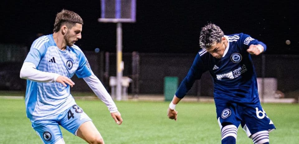 Dos jugadores compitiendo por el balón