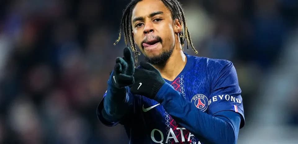 Jugador de PSG señalando durante el partido